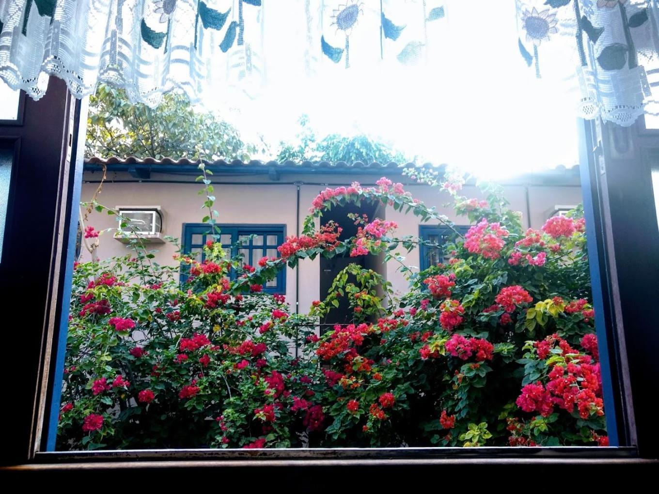 OYO Hotel Serras De Goyaz Bueno, Goiânia Exterior foto Bougainvillea in the garden of the house